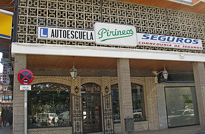Autoescuela Pirineos en Jaca. Calle Unión Jaquesa, número 3, de 09.15 a 13.15 horas y de 17.00 a 19.00 horas. 